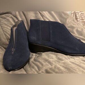 Aerosol allowance, dark blue suede size 10 wide